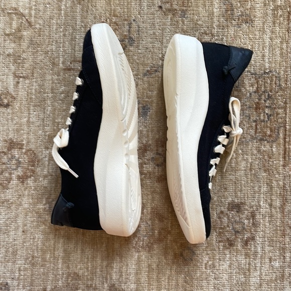 NWOB. OTBT Canvas Sneakers, white bottoms, Black, Size 7.5 - Picture 4 of 10